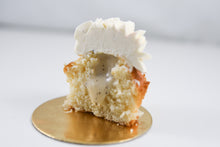 Load image into Gallery viewer, Sugar Floral Cupcakes